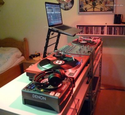 Our MEMBERS can Enlarge : Dj Booth with Macbook Pro and Traktor Scratch Duo